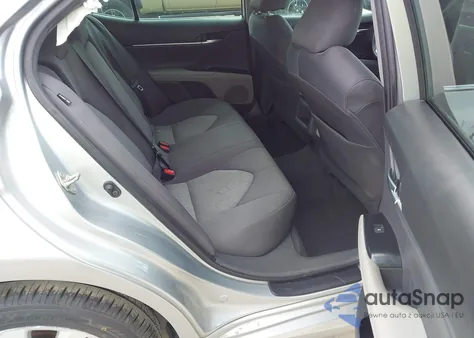 2020 Toyota Camry Le z USA, uszkodzony, nr VIN 4T1C11AK4LU395938